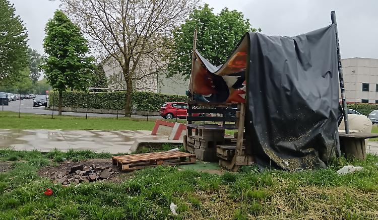 Bivacchi e fal&ograve;: spunta il salotto abusivo