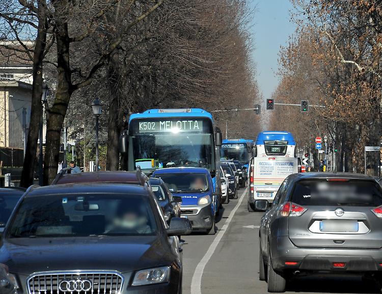 Addio alla fermata del bus ai licei