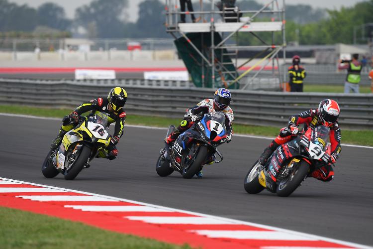 Superbike: Bulega vince la gara 1, Ponziani si impone nel WorldWcr