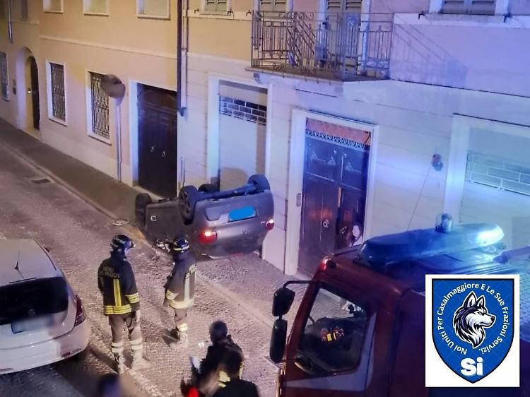 Auto si ribalta dopo lo schianto: 31enne estratto dai vigili del fuoco