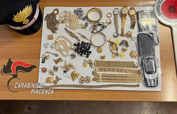 Truffa dell’oro, bottino da 90mila euro: arrestata dai carabinieri mentre fuggiva