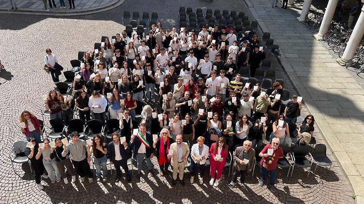 Consegnata la Costituzione a 150 neo 18enni: «Bussola etica per il vostro futuro»