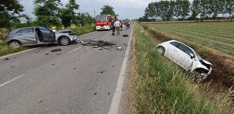 Scontro tragico tra due auto: un uomo perde la vita