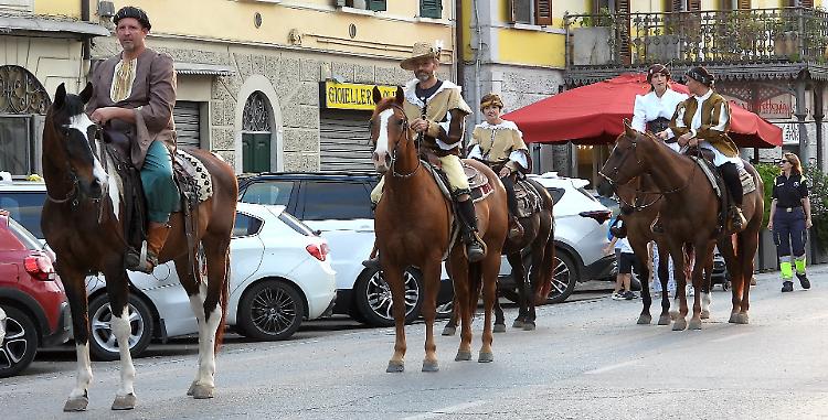 La sfilata e il banchetto: spettacolo in piazza