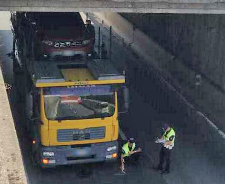 Motorino sotto a un tir in tangenziale