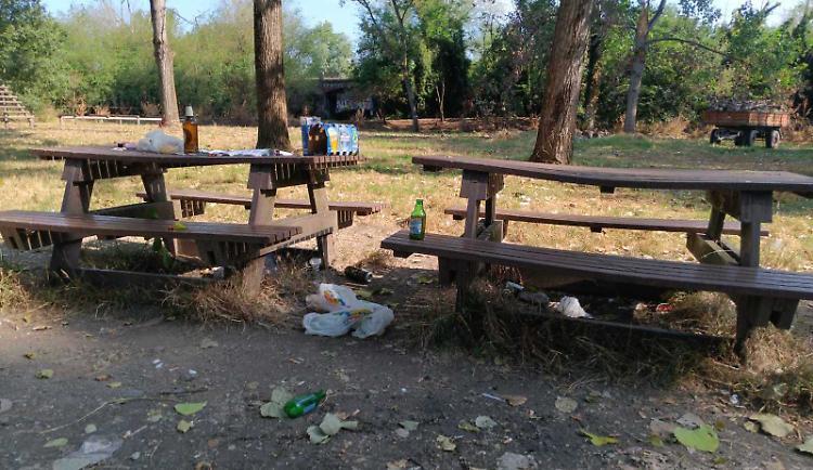 Prima la grigliata, poi rifiuti ovunque