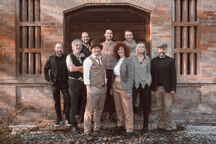 Mé, Pék e Barba in concerto sotto le stelle: musica popolare e impegno sociale