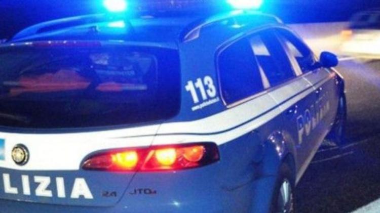 Picchia la fidanzata e le ruba il telefono, arrestato