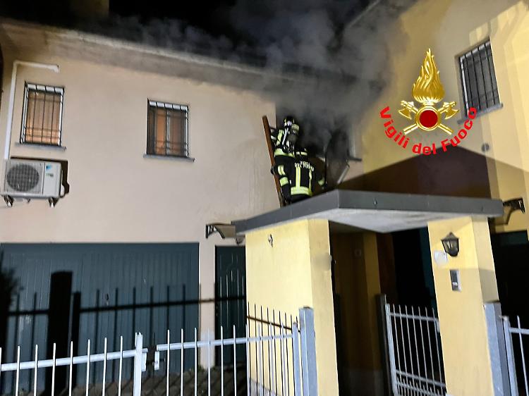 Incendio in un appartamento in via Sudati, vigili del fuoco al lavoro per 6 ore