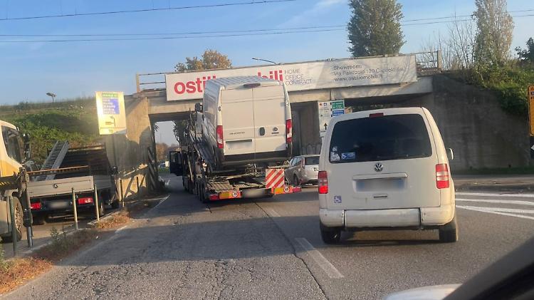 Bisarca incastrata sotto il cavalcavia, tangenziale nel caos