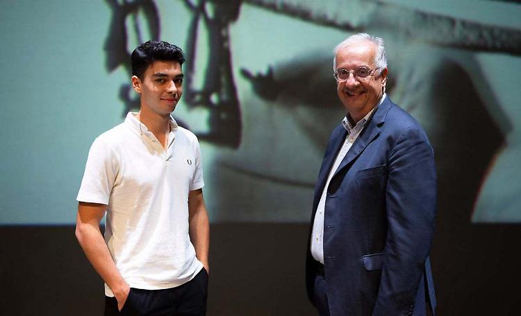 Veltroni racconta gli anni Sessanta in scena tra memorie familiari e grandi cambiamenti