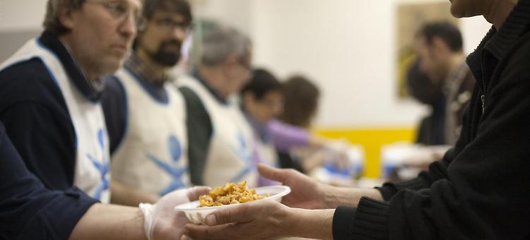 Troppi in fila per il cibo: &laquo;Le imprese si attivino&raquo;