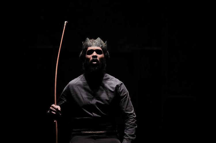 Tragùdia: il canto di Edipo tra mito, coro e catarsi al Ponchielli