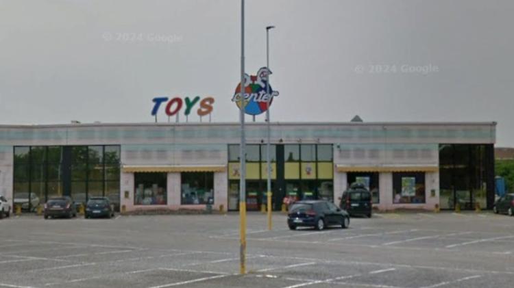 Rapina a mano armata al Toys Center, via 1.300 euro