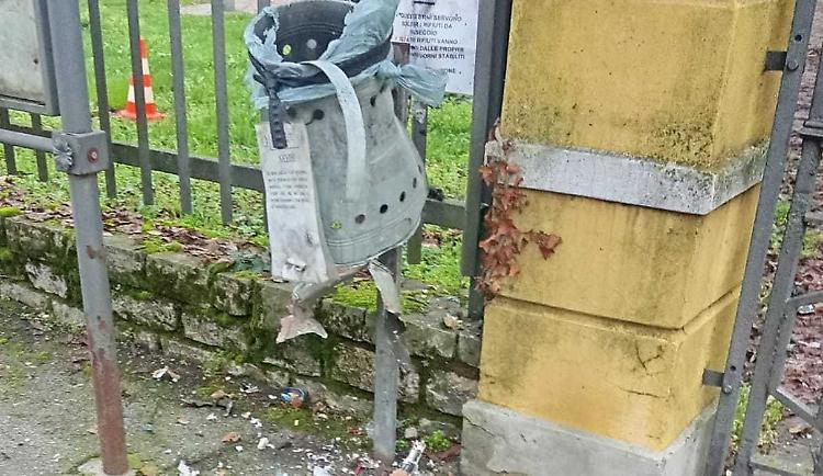 Vandalizzati i cestini portarifiuti