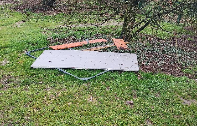 Rottami cielo aperto nel parco giochi per bambini