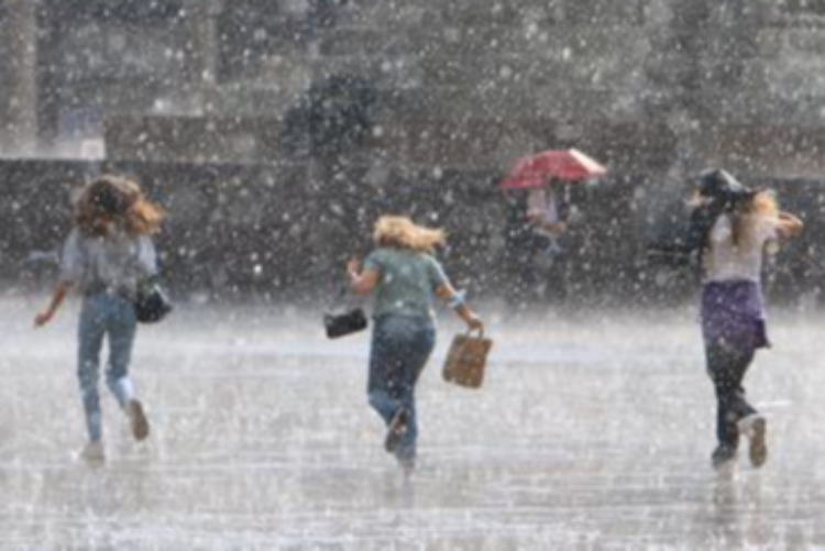 Allerta meteo, rischio di forti temporali fino alle ore 14 di domani