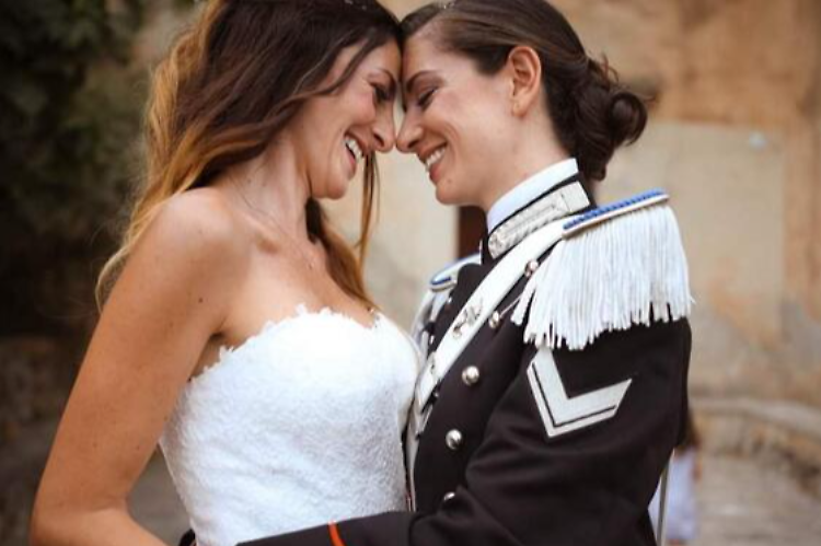 Picchetto d'onore per la carabiniera e la sua sposa